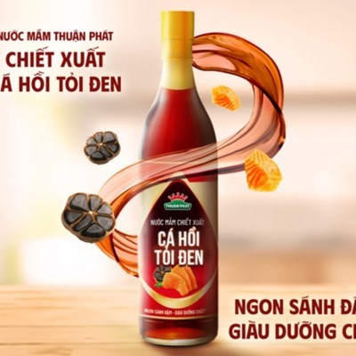 Nước mắm Thuận Phát cá hồi tỏi đen 20 độ đạm chai 490ml